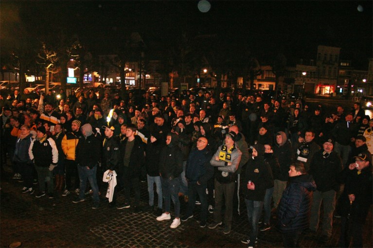 Fans Sporting Lokeren voeren actie aan stadhuis