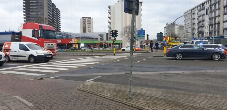 74-jarige fietsster in levensgevaar na aanrijding op McDonald’s-kruispunt