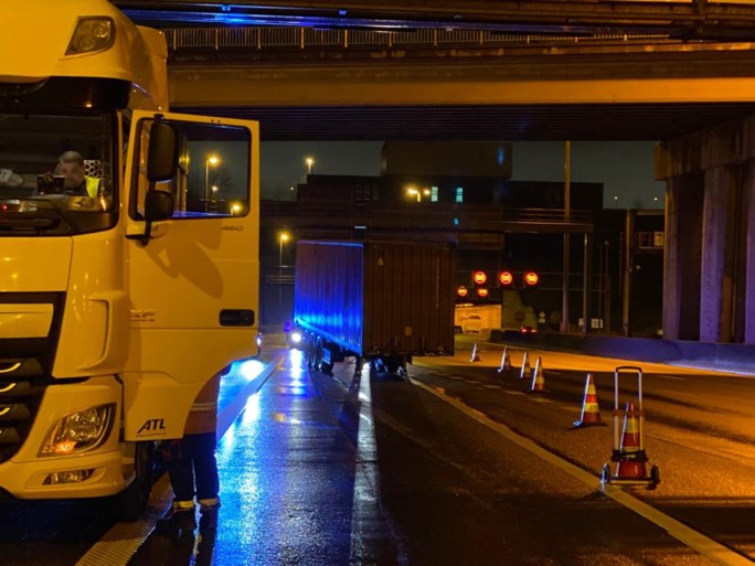 Vrachtwagen verliest trailer net na Kennedytunnel op Antwerpse Ring
