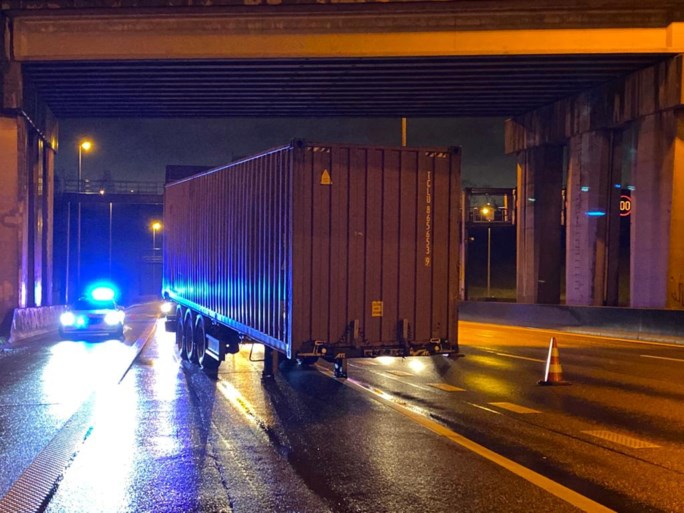 Vrachtwagen verliest trailer net na Kennedytunnel op Antwerpse Ring
