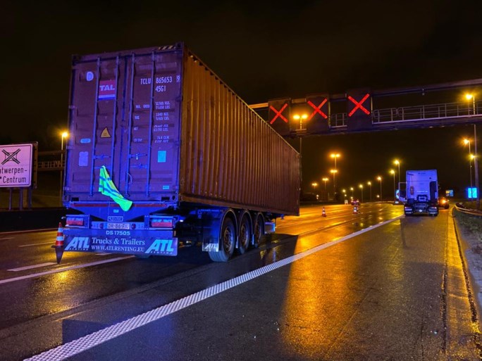 Vrachtwagen verliest trailer net na Kennedytunnel op Antwerpse Ring