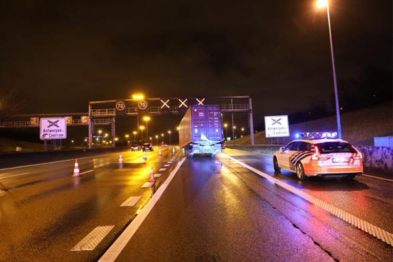 Vrachtwagen verliest trailer net na Kennedytunnel op Antwerpse Ring