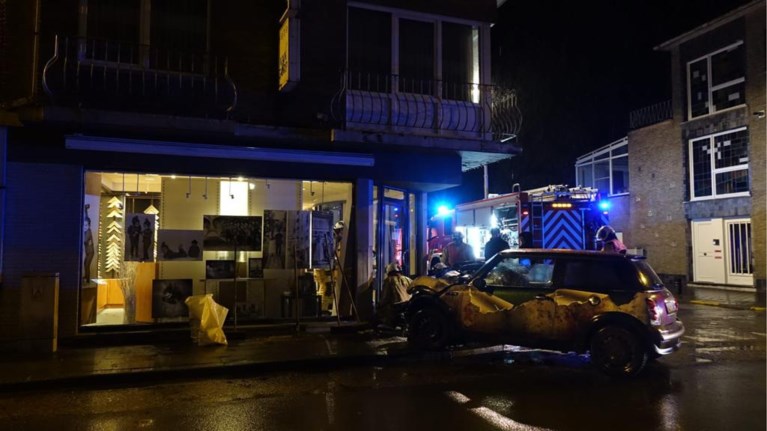 Auto komt tegen gevel fotowinkel terecht, bestuurster blijft ongedeerd