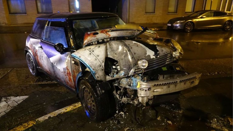 Auto komt tegen gevel fotowinkel terecht, bestuurster blijft ongedeerd