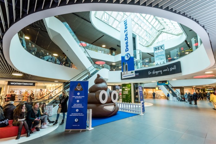 Lachend kakske nodigt shoppers uit voor darmonderzoek