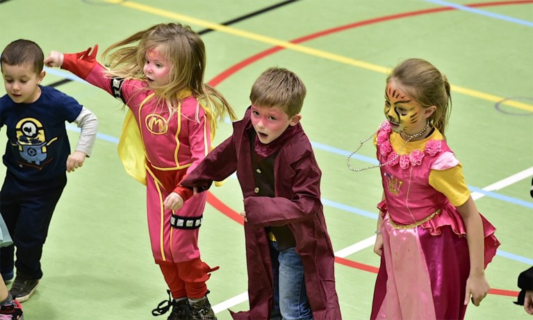 Schattig: kinderen zwaaien krokusvakantie uit met carnavalkamp