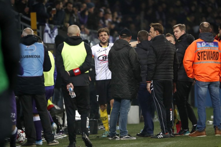 Lokeren-Beerschot even stilgelegd: Lokerse fans gaan over de schreef, politie massaal op het veld