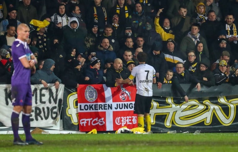 Lokeren-Beerschot even stilgelegd: Lokerse fans gaan over de schreef, politie massaal op het veld