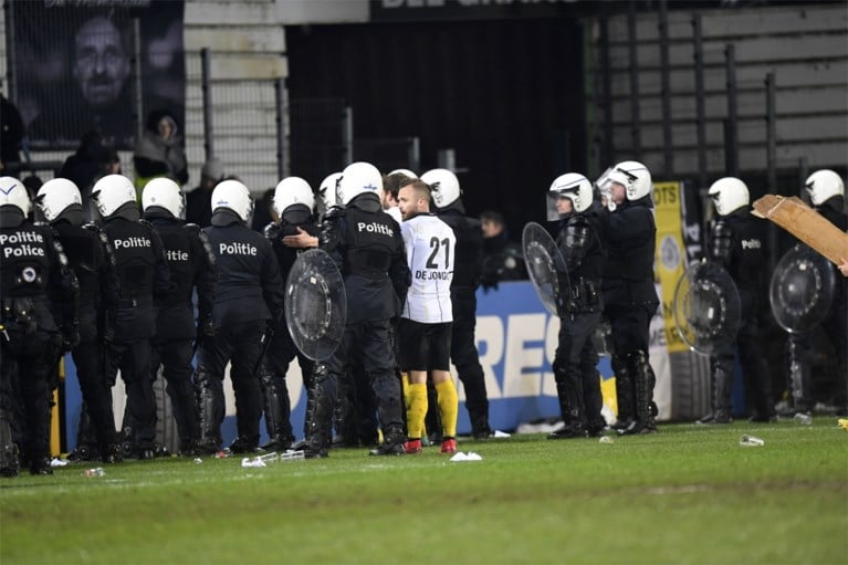 Lokeren-Beerschot even stilgelegd: Lokerse fans gaan over de schreef, politie massaal op het veld