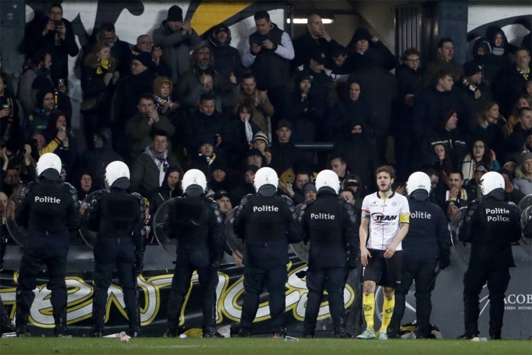 Lokeren-Beerschot even stilgelegd: Lokerse fans gaan over de schreef, politie massaal op het veld