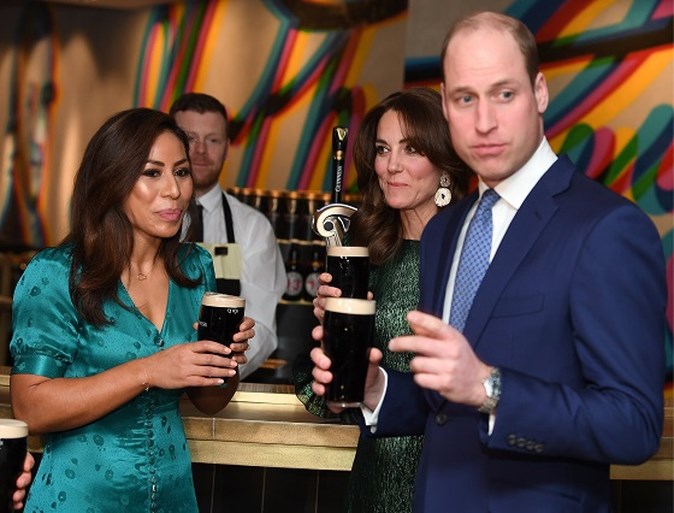 ROYALS. Kate lust wel een biertje, prins William breekt protocol en de bijzondere getuige