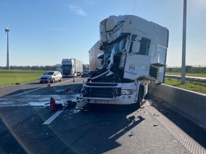 Vrachtwagen rijdt in op file aan Nederlandse grens, twee rijstroken E19 versperd