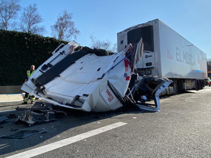 E19 richting Breda weer vrijgegeven na ongeval met twee vrachtwagens