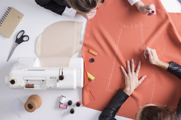 Van leren schrijven tot beginnen naaien: vijf hobby’s at home