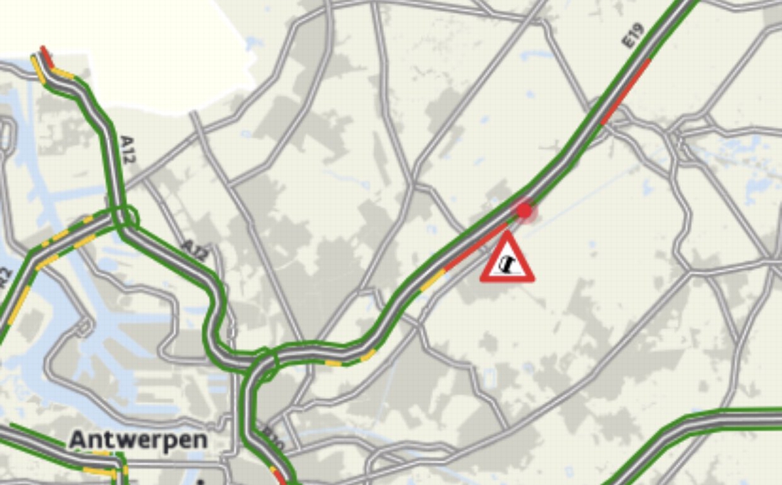 E19 richting Breda volledig dicht na ongeval met twee vrachtwagens