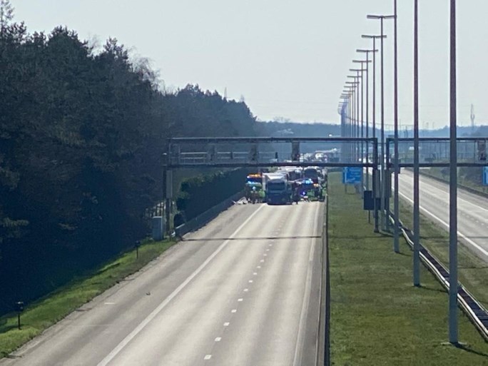 E19 richting Breda weer vrijgegeven na ongeval met twee vrachtwagens