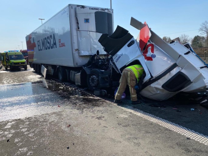 E19 richting Breda weer vrijgegeven na ongeval met twee vrachtwagens