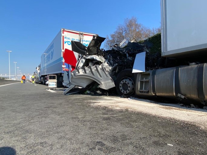 E19 richting Breda weer vrijgegeven na ongeval met twee vrachtwagens