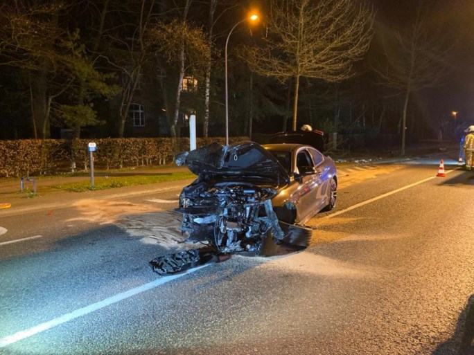 Auto botst tegen verkeerseiland en boom bij Kolonie
