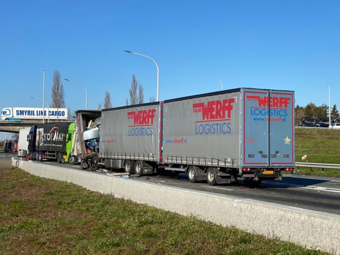 Nederlander komt om bij zwaar ongeval met vier vrachtwagens op E19