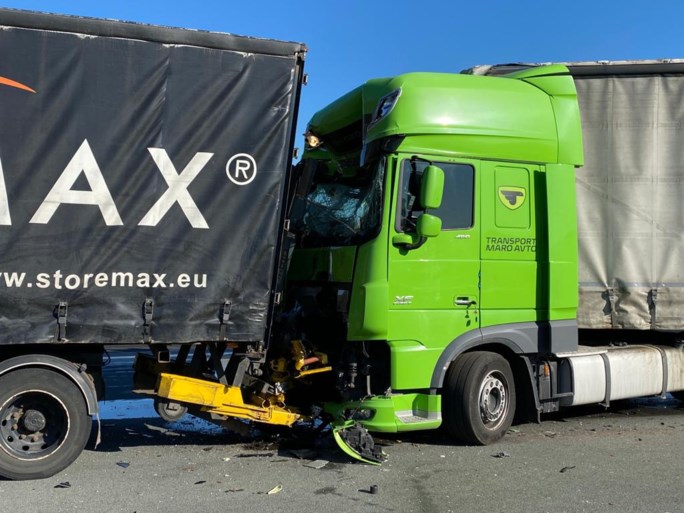 Nederlander komt om bij zwaar ongeval met vier vrachtwagens op E19