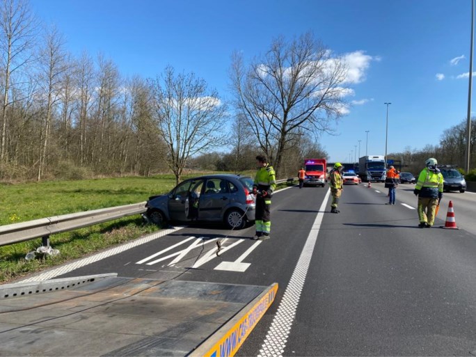 Wagen belandt tegen vangrail na ongeval op E313