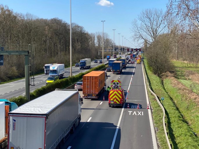 Wagen belandt tegen vangrail na ongeval op E313