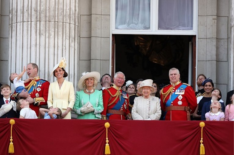 ROYALS. Kate Middleton draagt haar verlovingsring niet, prins Albert herenigd met gezin