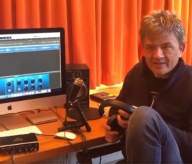 Typetje van Bart Peeters leidt tot kledinglijn voor goed doel: “De Itegemse Sloek op T-shirts, dat ontroert mij”