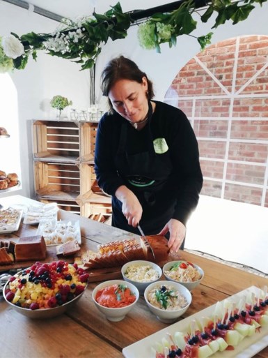 Annelies gaat voor paashaas-aan-huis spelen