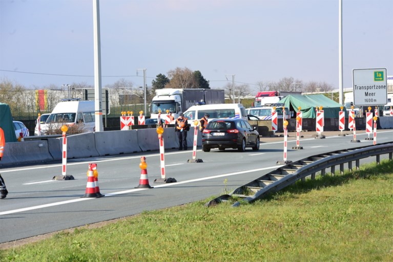 Politie bewaakt grens op E19 vanuit oude tent: “We lijken wel re-enactors van WO II”
