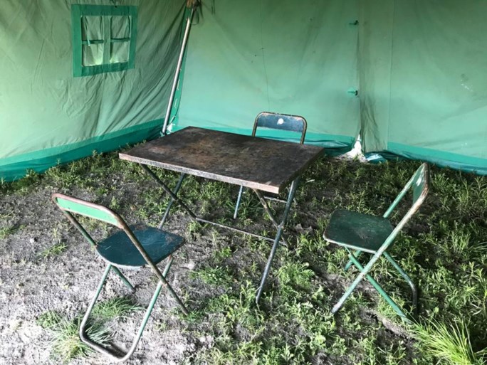 Politie bewaakt grens op E19 vanuit oude tent: “We lijken wel re-enactors van WO II”