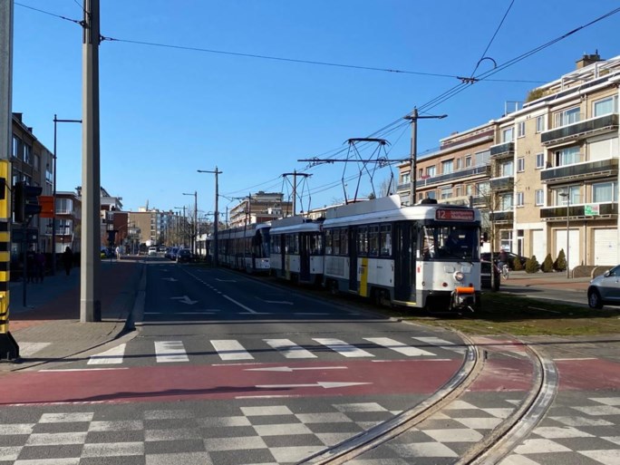 Tram volledig ontspoord op kruispunt na defect met wissel