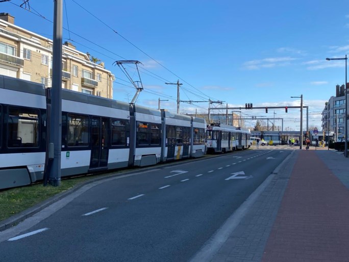 Tram volledig ontspoord op kruispunt na defect met wissel