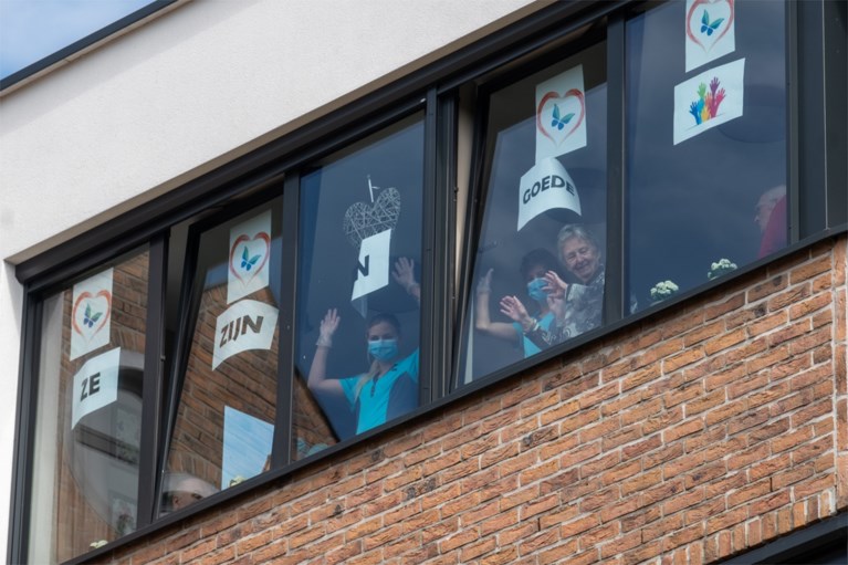 Andy, de zingende postbode, treedt op voor bewoners rusthuis