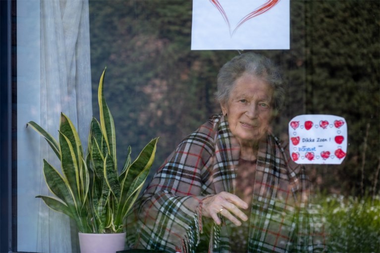 Andy, de zingende postbode, treedt op voor bewoners rusthuis