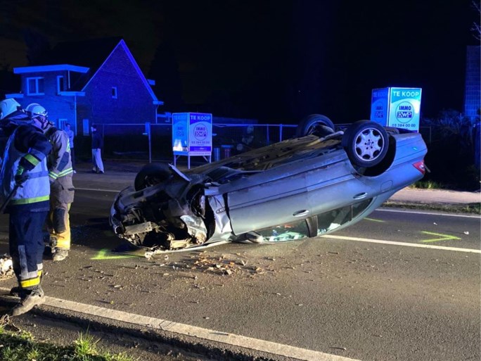 Wagen gaat over de kop, bestuurster legt positieve ademtest af