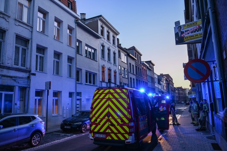 Uitslaande brand in dakappartement: rookpluim van ver te zien