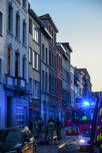 Uitslaande brand in dakappartement: rookpluim van ver te zien