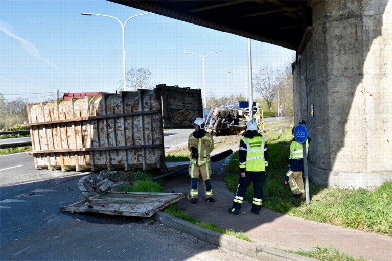 Vrachtwagen knalt tegen spoorwegbrug in Bornem: slachtoffer zwaargewond, treinverkeer onderbroken