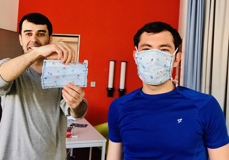 Asielzoekers maken dagelijks 100 mondmaskers: “Solidair initiatief”