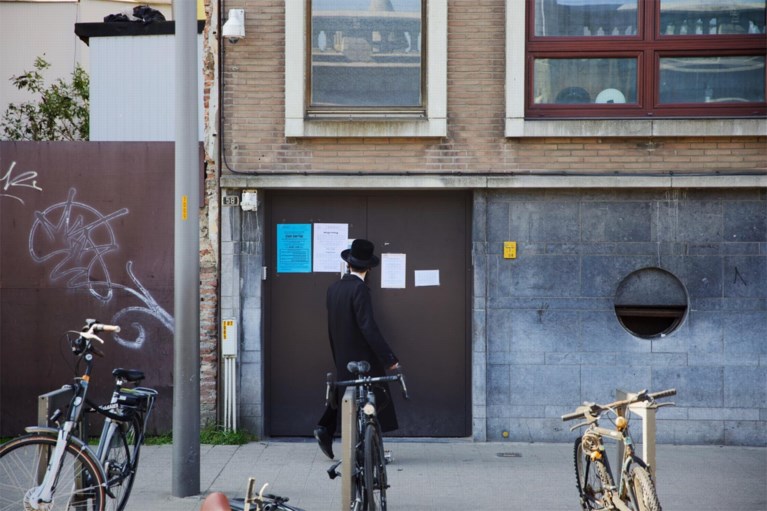 Politie controleert synagoge na melding van groepsgebed