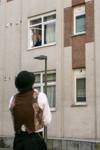 Meneer Zee verrast bewoners van sociale woonblokken op den Dam met optreden op binnenkoer
