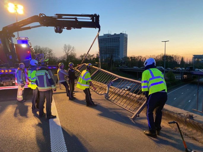 Antwerpse Ring én aansluiting A12 versperd: stuk vangrail stort van brug door slingerende auto