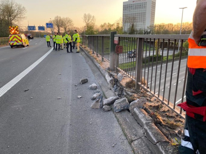 Antwerpse Ring én aansluiting A12 versperd: stuk vangrail stort van brug door slingerende auto