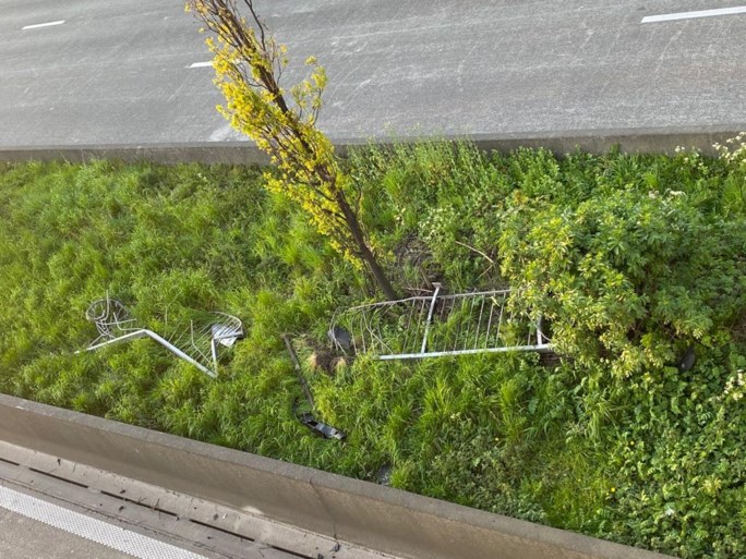 Antwerpse Ring én aansluiting A12 versperd: stuk vangrail stort van brug door slingerende auto