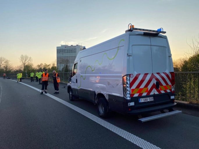 Antwerpse Ring én aansluiting A12 versperd: stuk vangrail stort van brug door slingerende auto