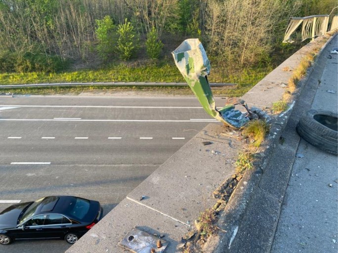 Antwerpse Ring én aansluiting A12 versperd: stuk vangrail stort van brug door slingerende auto