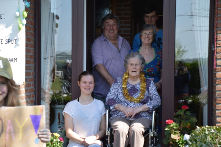 Zwaaifeest voor honderdjarige Celine