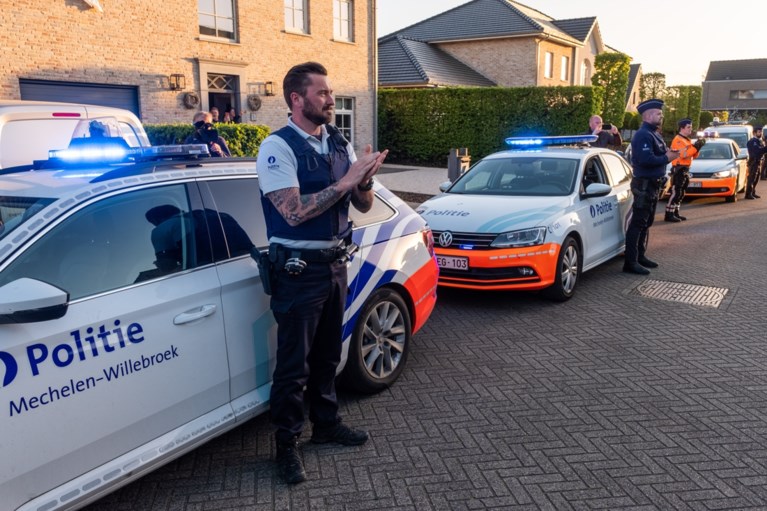 Politie verrast gezin Marc Van Ranst met eerbetoon: "Amaai ...